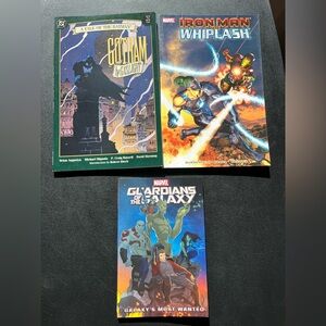 Marvel And DC Comic Book Lot, Paperback (Quantity: 3)